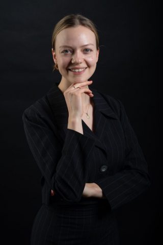 Professionelles Bewerbungsfoto einer Frau im Studio vor schwarzem Hintergrund – Businessportrait in Kiel