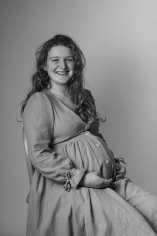 Schwangerschaftsfoto im Studio mit besonderem Hintergrund und atmosphärischer Lichtstimmung in Kiel