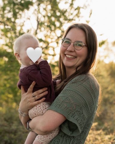 Zärtlicher Moment zwischen Mutter und Baby im goldenen Licht – aufgenommen beim Familienfotoshooting in Kiel