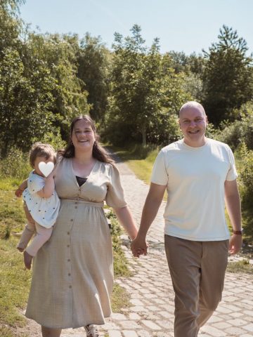 Fröhlicher Moment im Grünen: Familie feiert den ersten Geburtstag ihrer Tochter im natürlichen Licht– Familienfotos aus Kiel