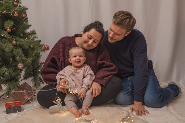 Fröhliche Familie mit kleinem Kind im hellen Studio in Kiel – authentische und natürliche Momentaufnahme