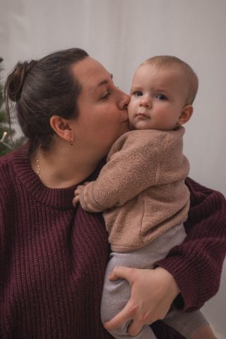 Professionelles Familienfoto im Studio in Kiel: Mutter und ihr Sohn gemeinsam vor hellem Hintergrund