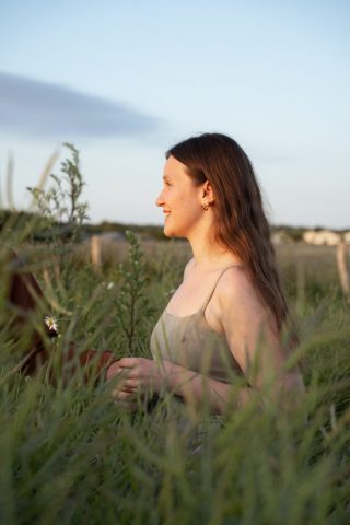 Portraitaufnahme einer Frau im weichen Licht des Sonnenuntergangs